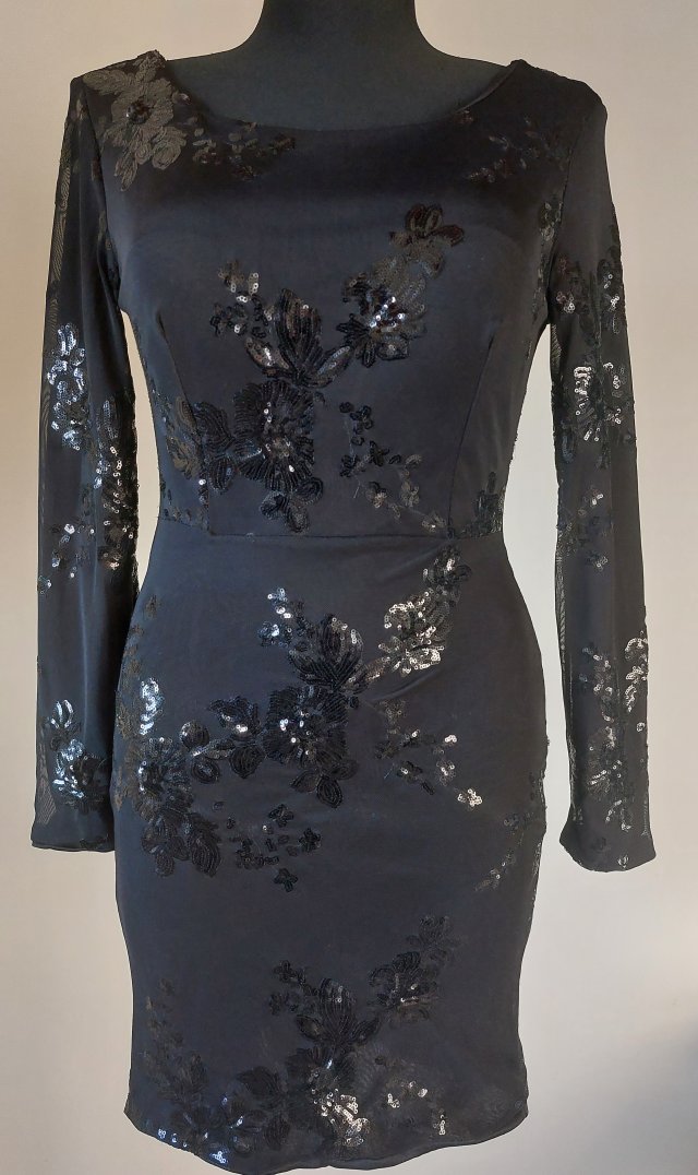 Czarna sukienka mini z długimi  rękawami cekiny  odkryte plecy