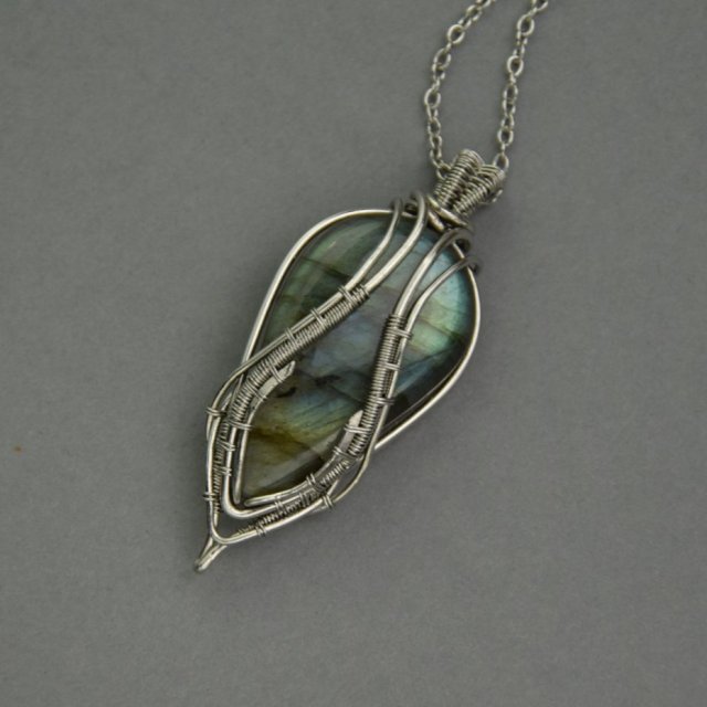 Wisiorek z labradorytem, wire wrapping, stal chirurgiczna, labradoryt wisior