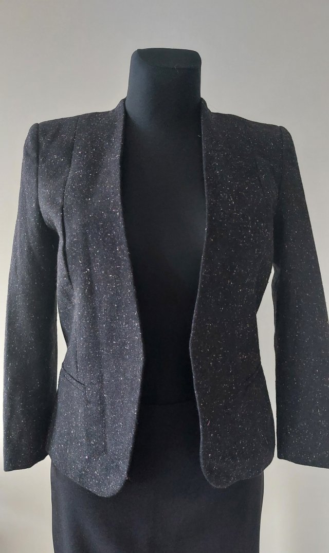 Krótki taliowany żakiet z domieszką wełny  S