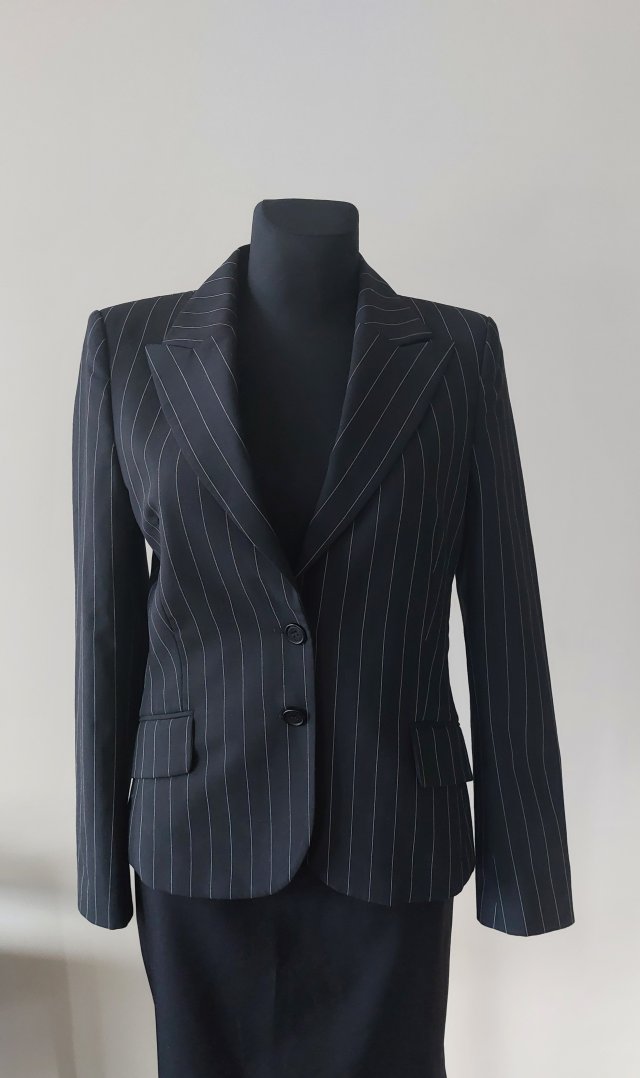 Mari Philippe  czarna marynarka w paski  minimalizm skandynawska marka  S wełna wiskoza