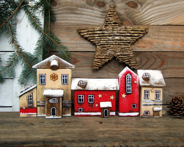 Duży zestaw malowanych, drewnianych domków dekoracyjnych - 5 sztuk