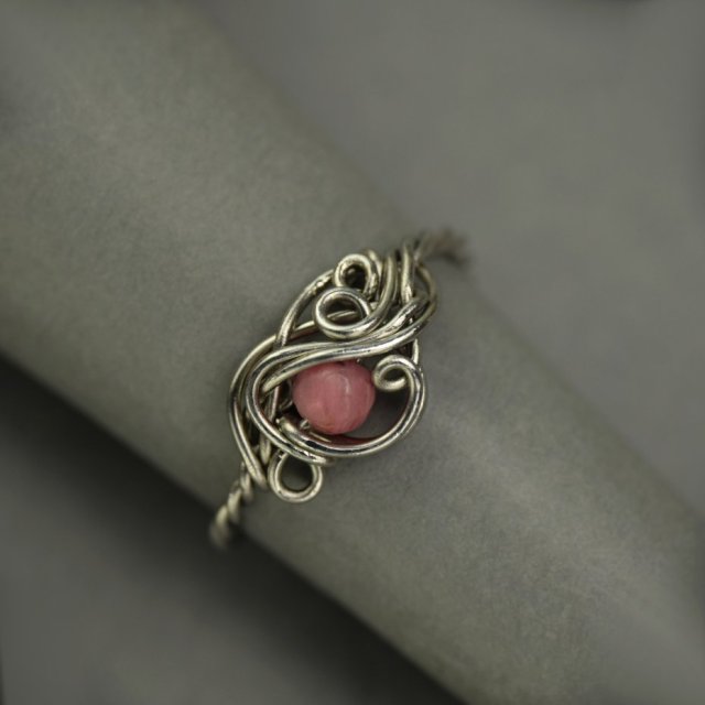 Pierścionek regulowany rodonit, wire wrapping, stal chirurgiczna