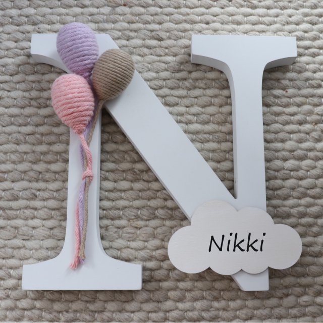 Drewniana literka z balonikami i personalizowaną chmurką - róż