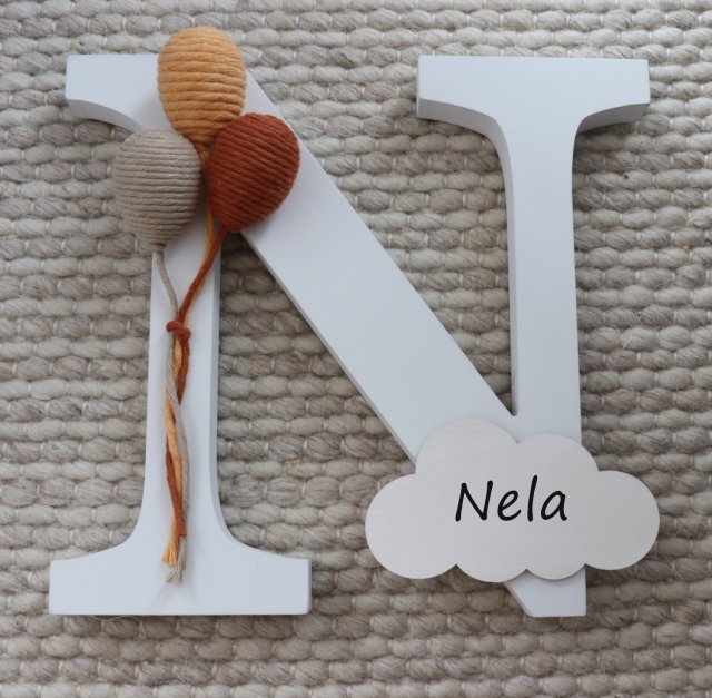 Drewniana literka z balonikami i personalizowaną chmurką - rudy
