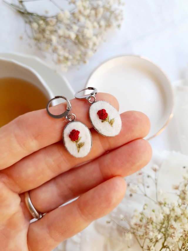 Kolczyki Bordowe róże ogrodowe haftowane ręcznie