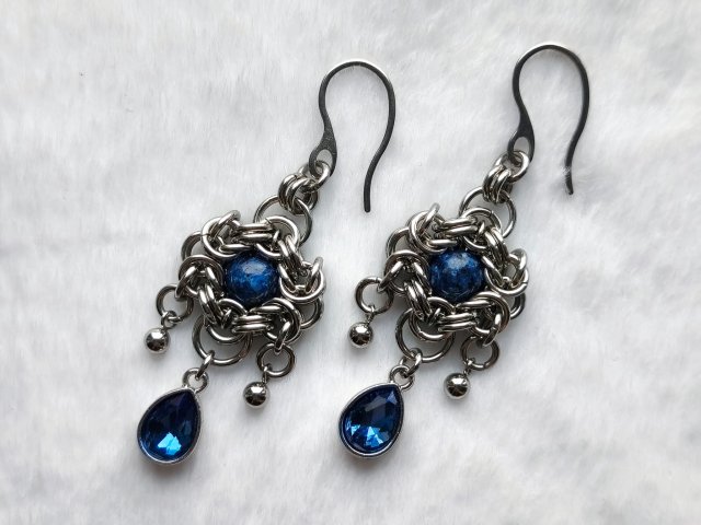 Kolczyki chainmaille SODALIT niebieskie 6,8 cm gothic elf stal chirurgiczna