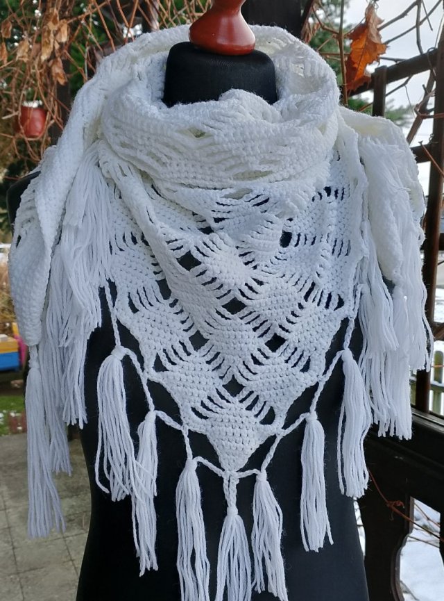 Biała chusta z frędzlami