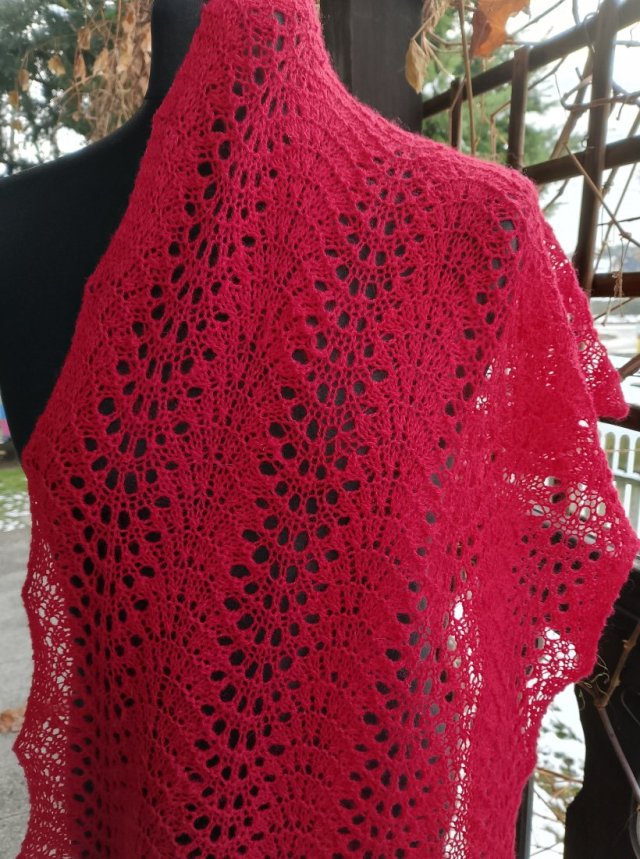 Ażurowy szal na drutach