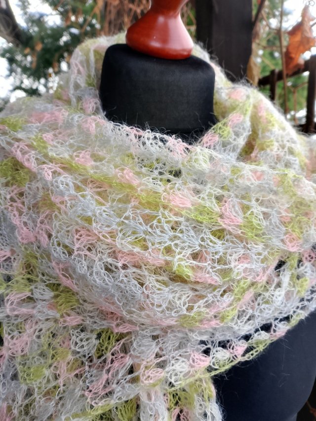 Długi pastelowy szal mgiełka