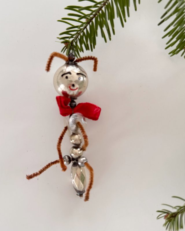 Mrówka ozdoba choinkowa z okresu PRL, ręcznie wykonana