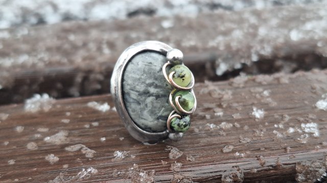 Jaspis i zielenie - pierścionek regulowany