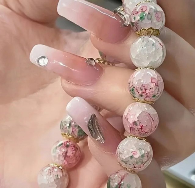 Bransoletka Jadeitowa z Kwitnącą Wiśnią – Delikatność i Szyk