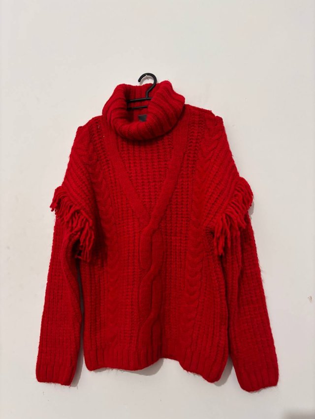 Yessica — czerwony sweter z golfem i frędzlami, oversize, rozmiar z metki brak (wg wymiarów L/XL)