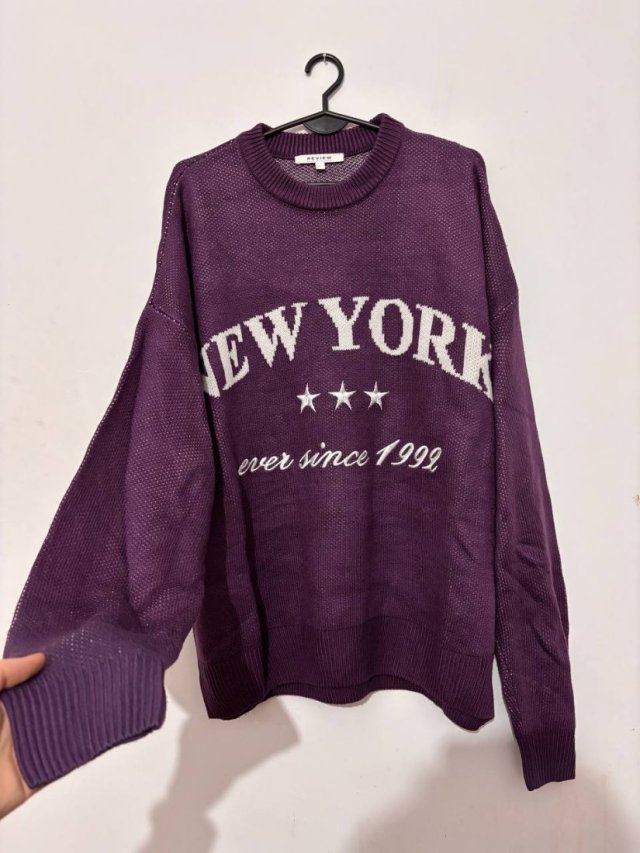 SWEATER REVIEW – Model “NEW YORK", klasyczny fioletowy sweter z nadrukiem