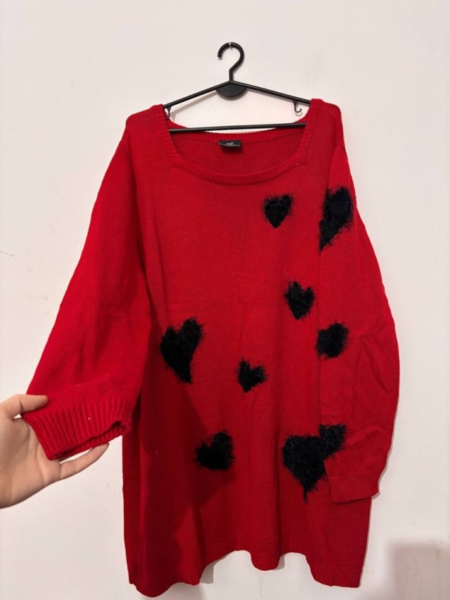 Czerwony sweter z serduszkami – Emilia Lay