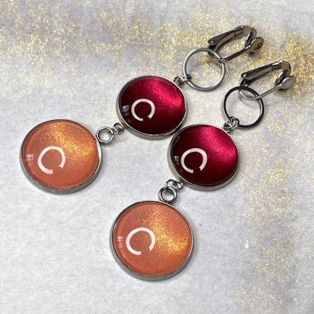 Dwukolorowe klipsy o perłowym blasku e103/a2