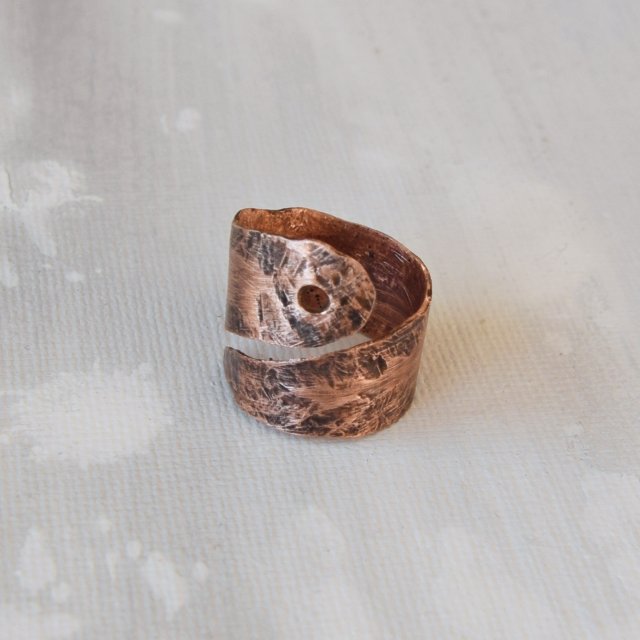 Pierścionek z kutej, oksydowanej miedzi /44/ biżuteria miedziana rękodzieło