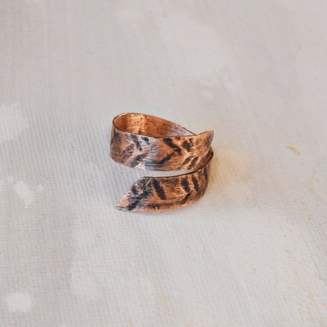 Pierścionek z kutej, oksydowanej miedzi /46/ biżuteria miedziana rękodzieło