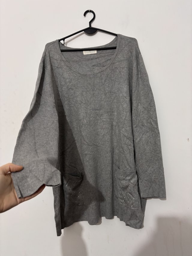 Szary miękki sweter z kieszeniami i delikatnymi zdobieniami, luźny fason Pfeffinger 6XL 7XL