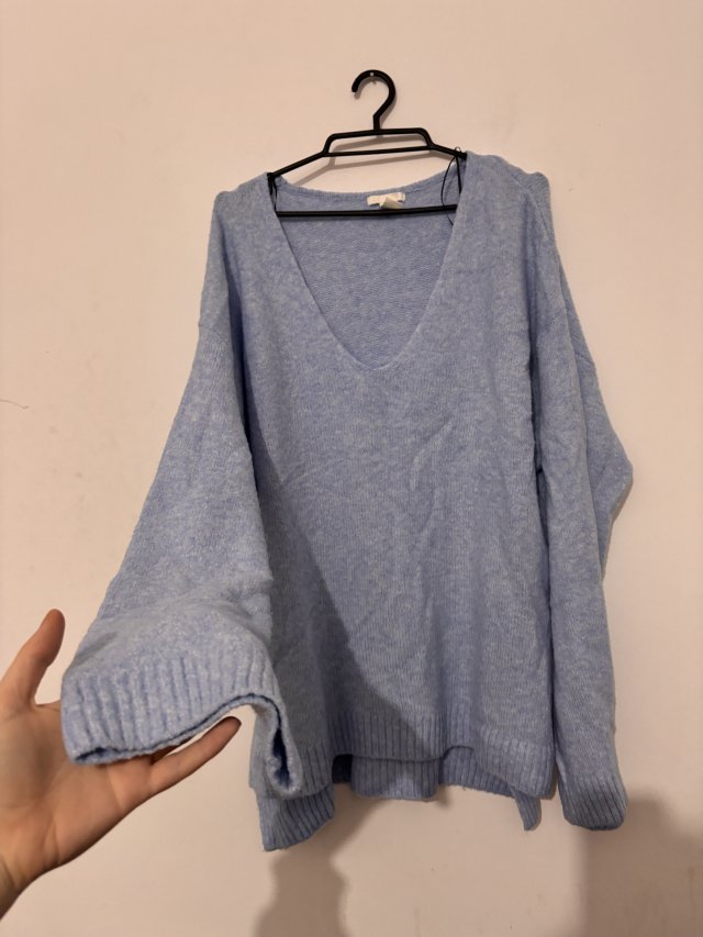 Miękki błękitny sweter z głębokim dekoltem V i szerokimi rękawami – miękki, otulający, przyjemny w dotyku