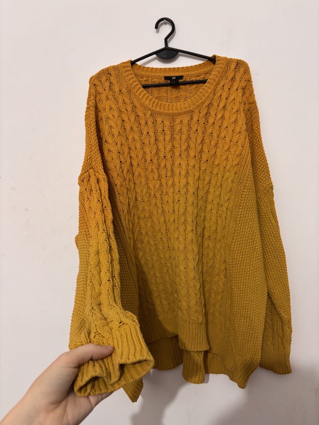 Musztardowy gruby sweter H&M, luźny krój oversize, splot warkoczowy, miękki i ciepły 8XL 9XL