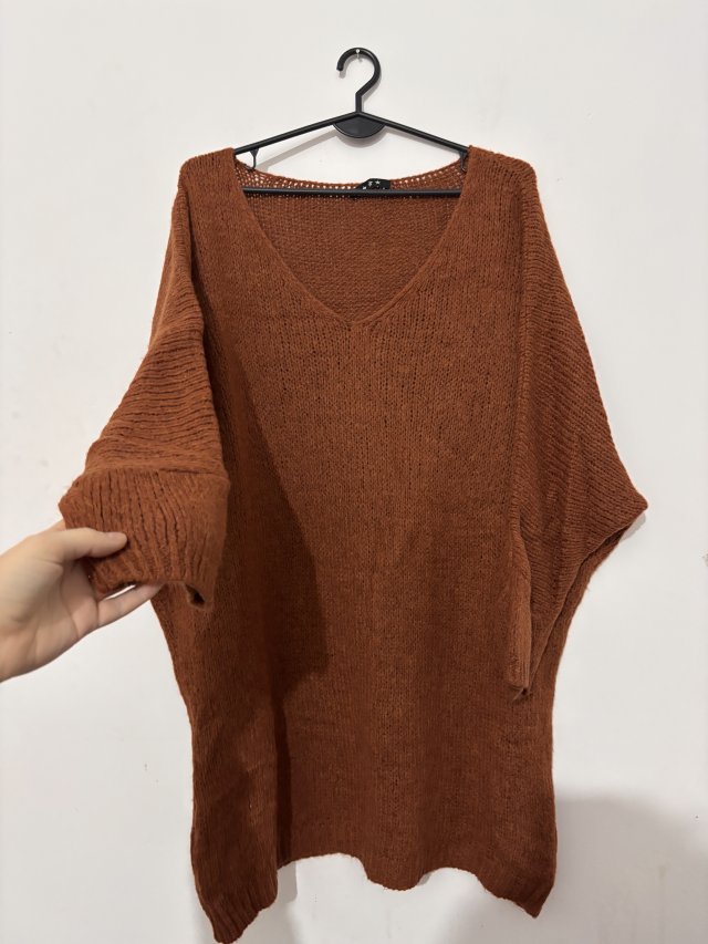 Oversize sweter z głębokim dekoltem V, luźny krój, miękki splot, jesienny rdzawy kolor 4XL 48