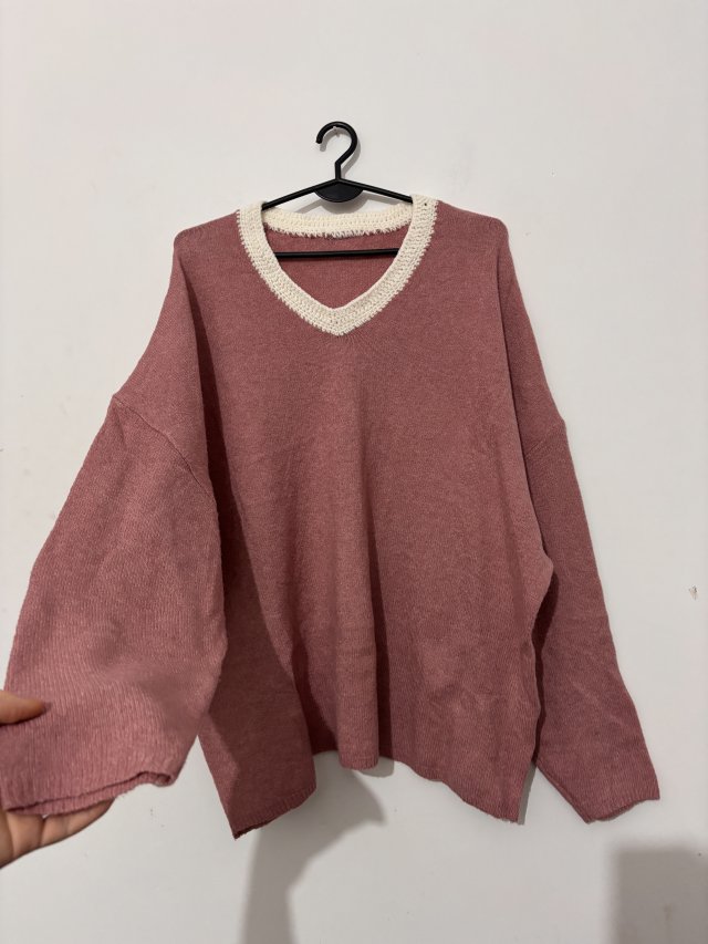 Różowy sweter oversize z dekoltem V i białą lamówką – miękki, luźny, wygodny 8XL 54