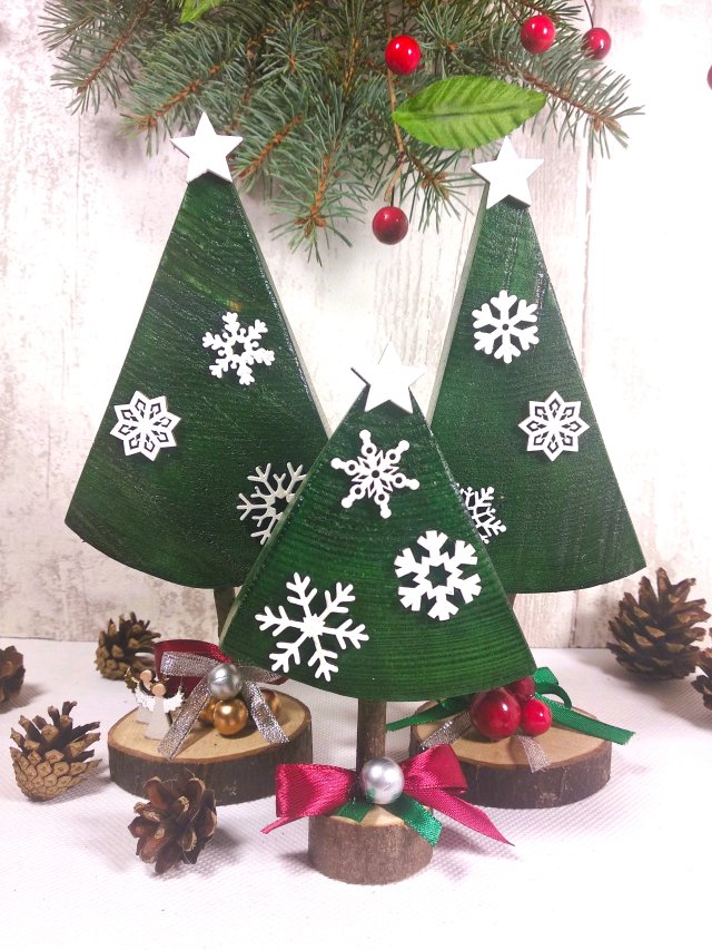 Dekoracyjne choinki z białymi śnieżynkami