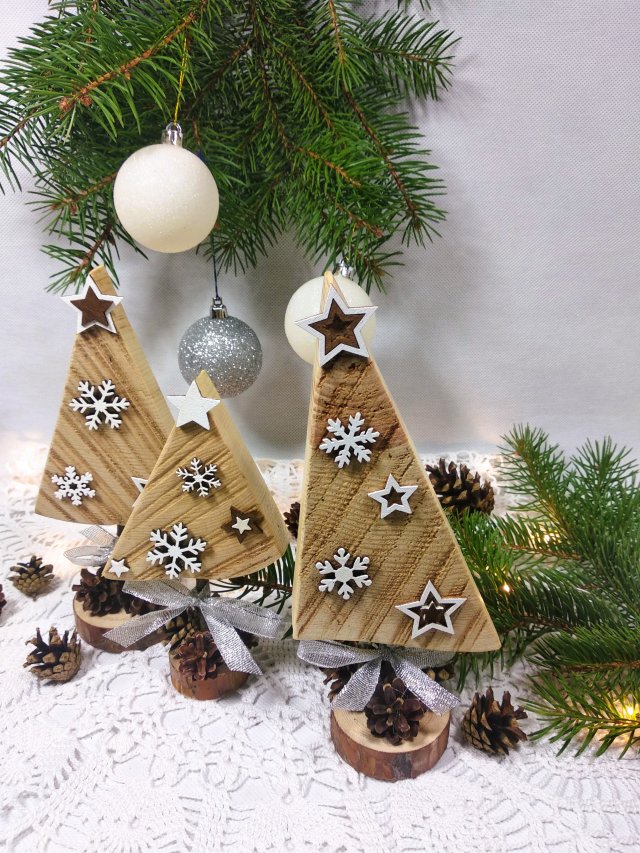 Dekoracja świąteczna - choinki z drewna.