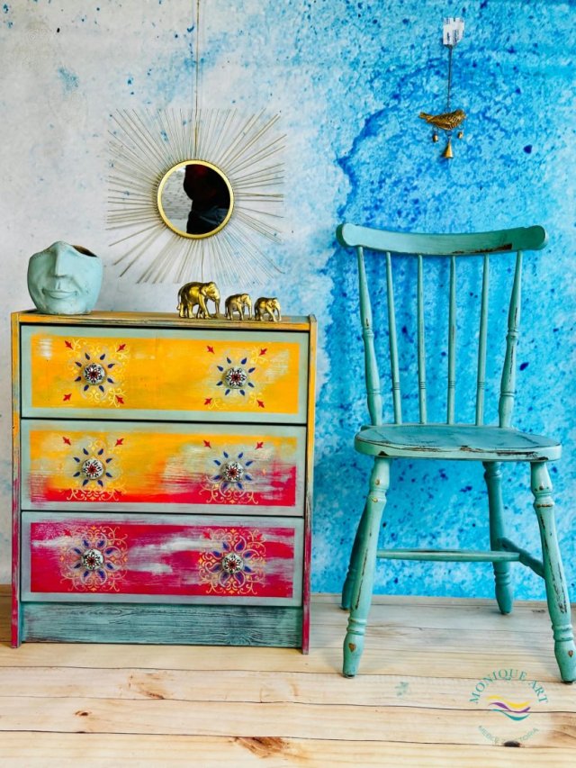 Kolorowa komoda w orientalnym klimacie, trzy szuflady, ceramiczne gałki