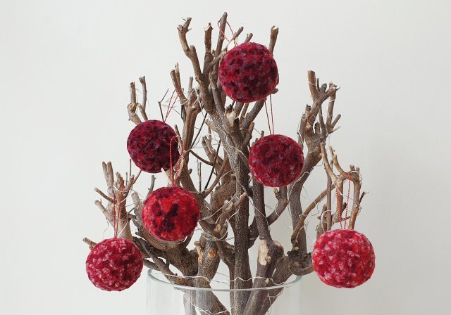 Zestaw 6 bombek-pomponów.