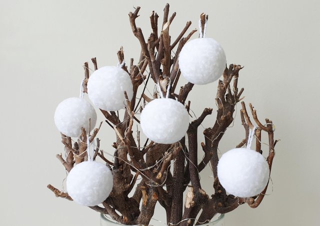 Zestaw 6 bombek-pomponów.