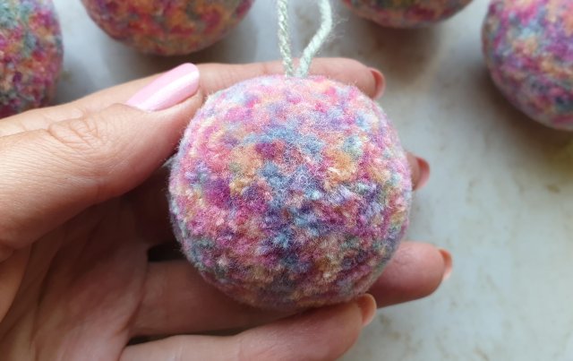 Zestaw 5 bombek-pomponów.