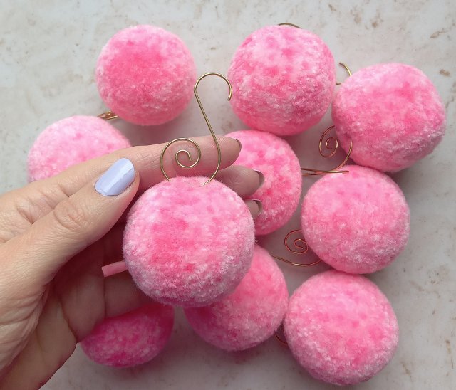 Zestaw 10 bombek-pomponów.