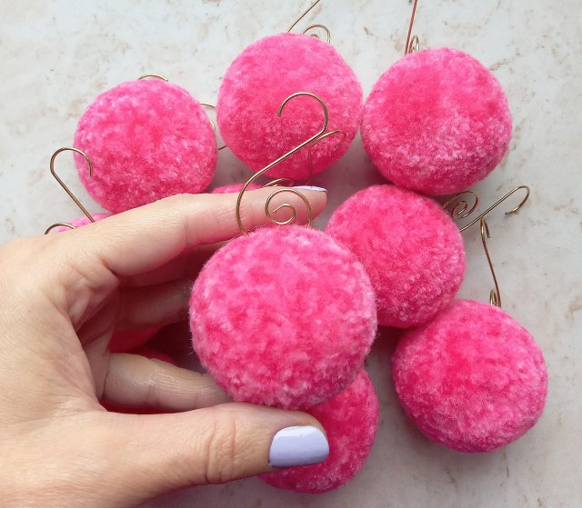 Zestaw 10 bombek-pomponów.