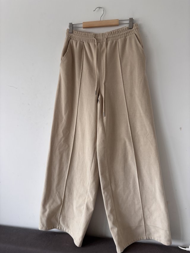 Beżowe szerokie welurowe spodnie dresowe z wysokim stanem i kieszeniami — L xl