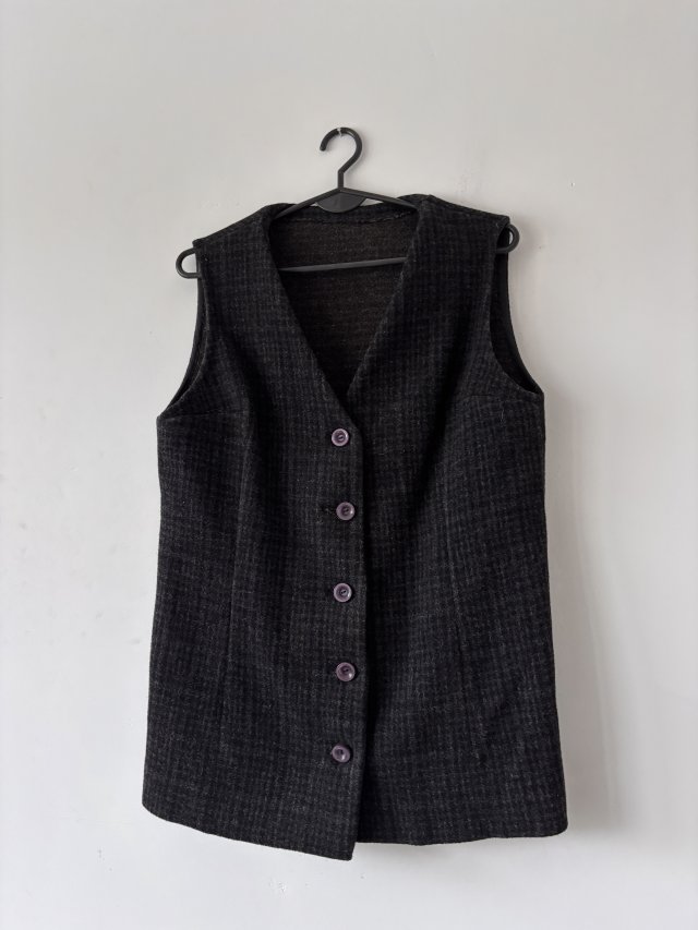 Elegancka długa kamizelka na guziki w czarno-grafitową kratkę — wełniany look, klasyczny design s/m