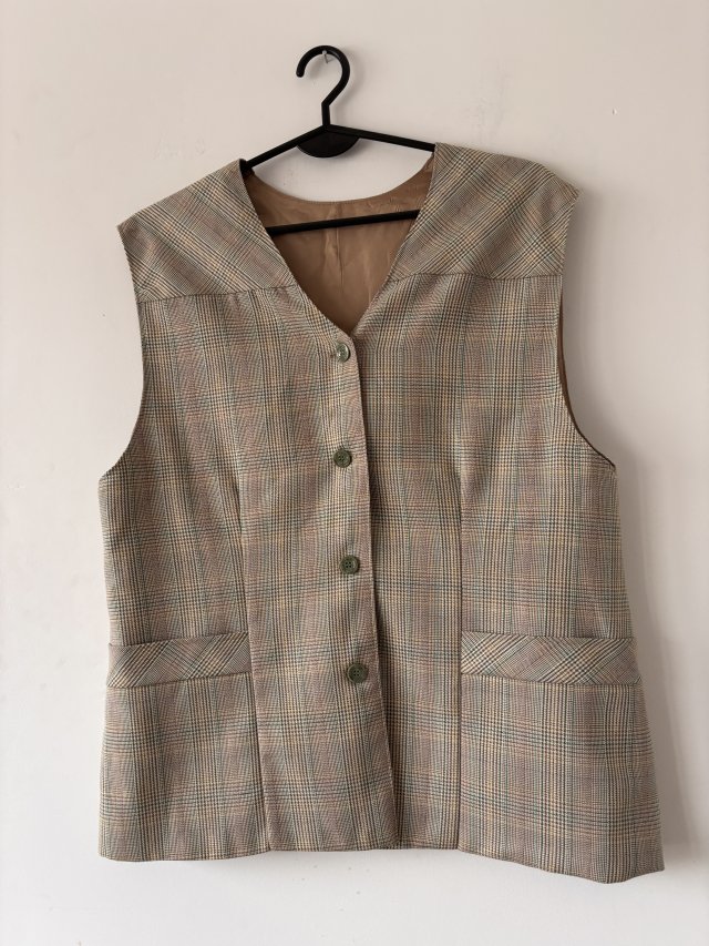 Beżowa długa kamizelka w kratkę z kieszeniami i guzikami — klasyczna, elegancka l xl