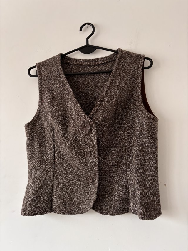 Krótka brązowa kamizelka na guziki vintage – elegancki krój, klasyczny materiał xs s