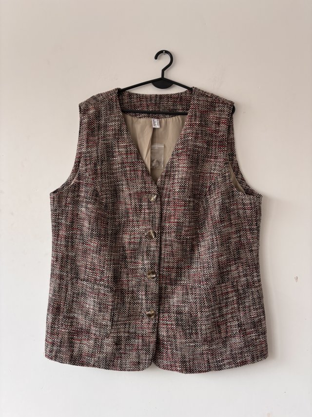 elegancka tweedowa kamizelka w odcieniach beżu i czerwieni z kieszeniami i guziczkami, r. 48 46