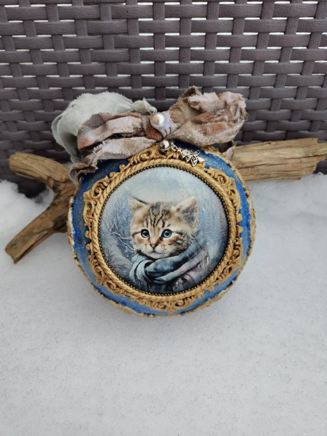 Bombka świąteczna z kotkiem w zimowej scenerii