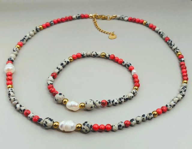 Komplet biżuterii z naturalnych kamieni.