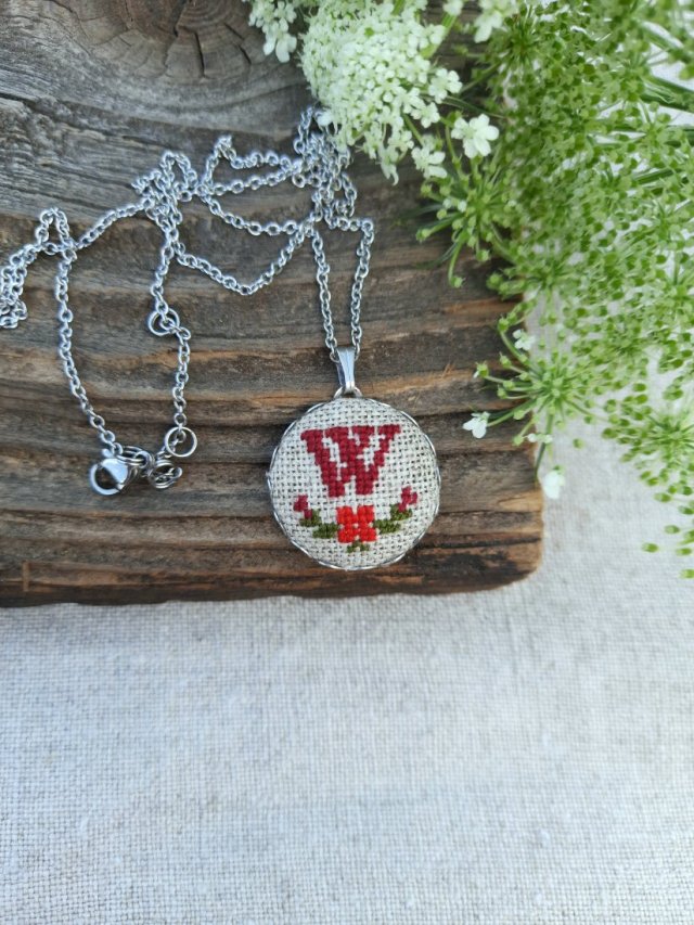 Wisiorek z haftowaną literką W