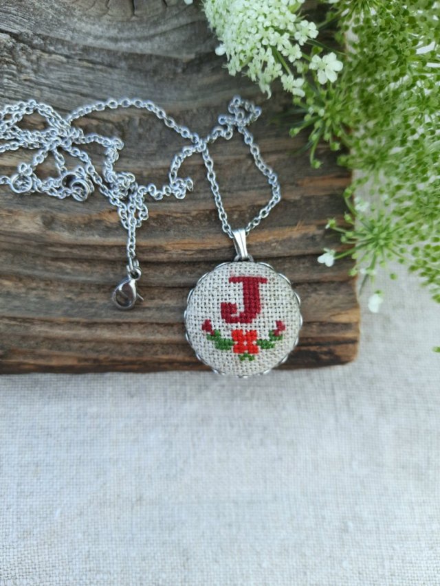 Wisiorek z haftowaną literką J