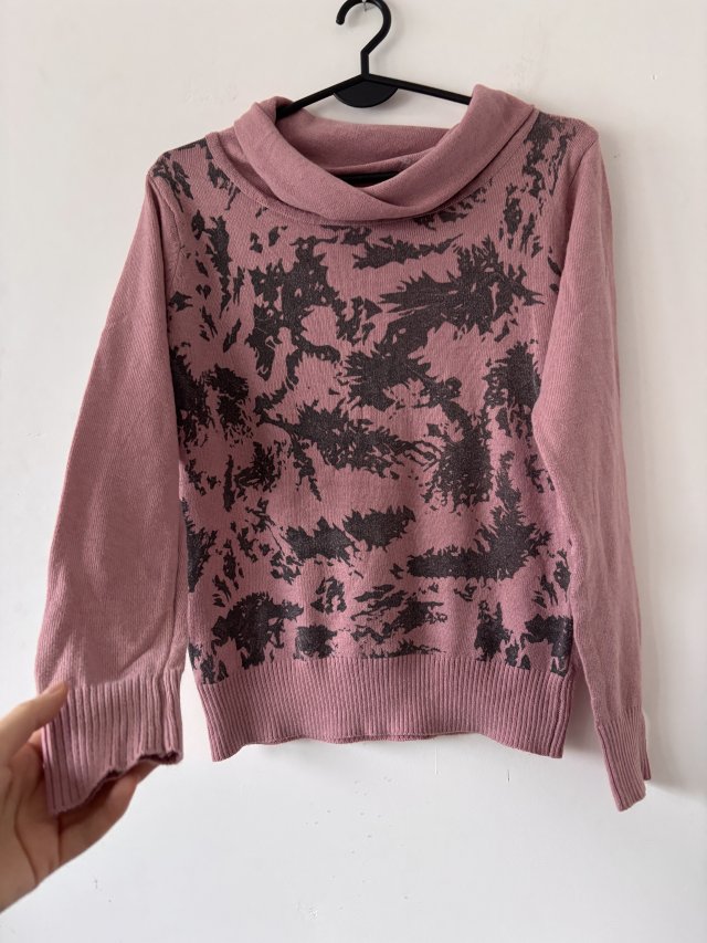 Sweter różowy z czarnym abstrakcyjnym wzorem i kołnierzem — miękki, ciepły, wełna 20%