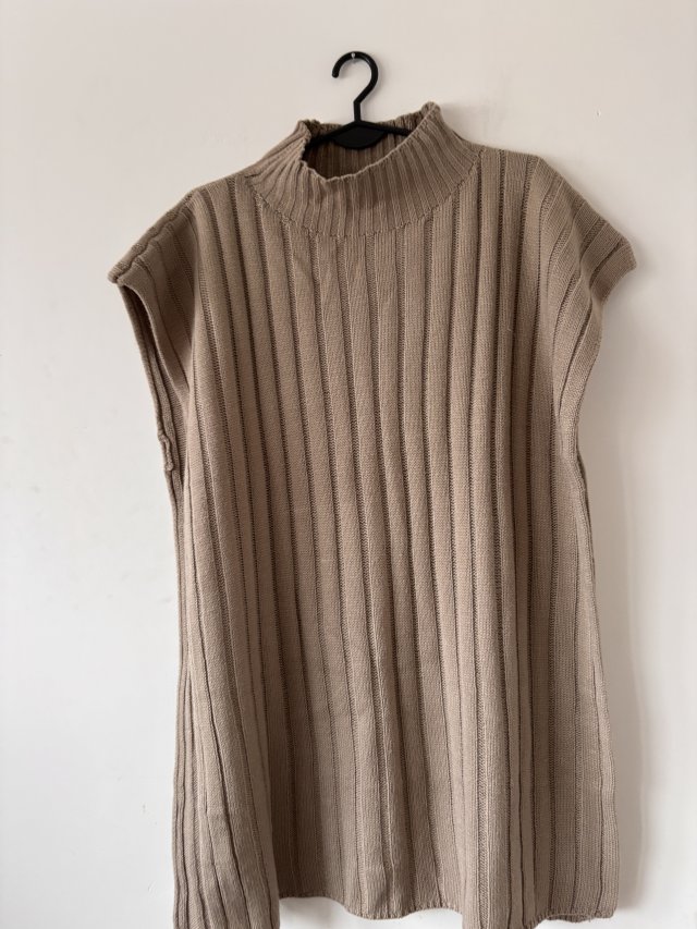 Sweter bez rękawów oversize w prążek, beżowy, wysoki golf – ciepły i miękki Xl xxl