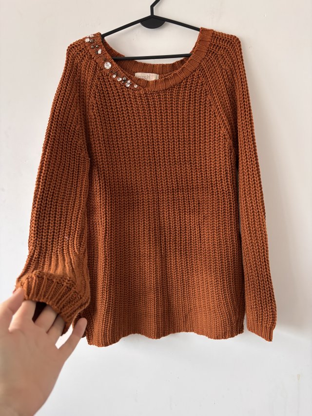 Ciepły sweter w kolorze terakoty z ozdobnym dekoltem — miękki, gruby splot Xl xxl