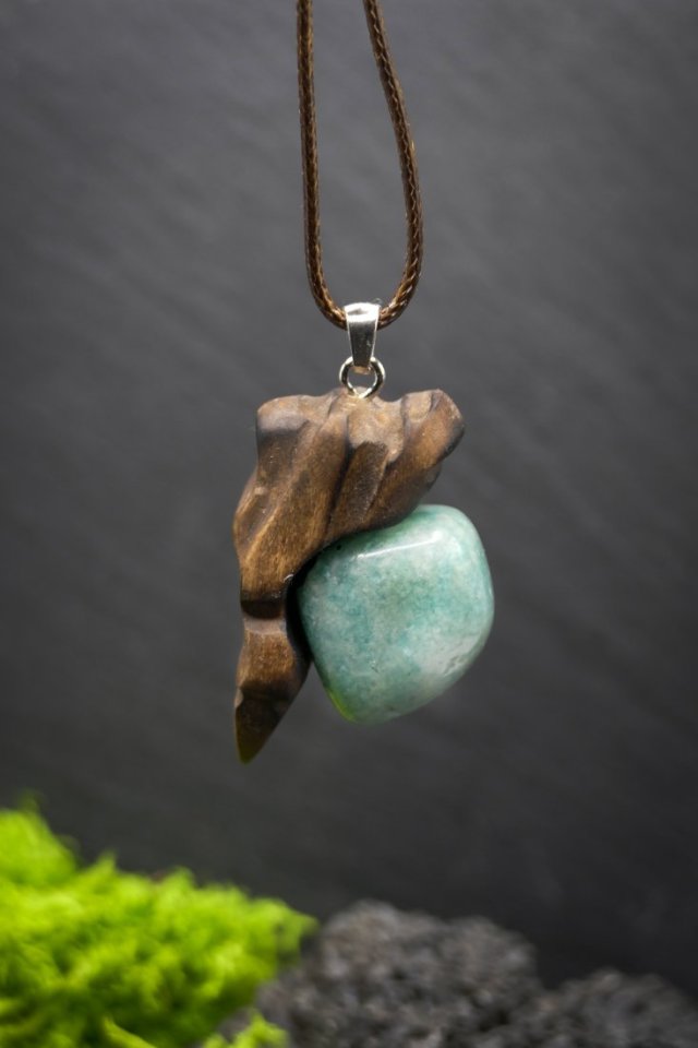 Wisiorek z amazonitem "Lipa i amazonit" –  ręcznie rzeźbiony, biżuteria z drewna, z duszą natury; pirografia, Wood Pendant