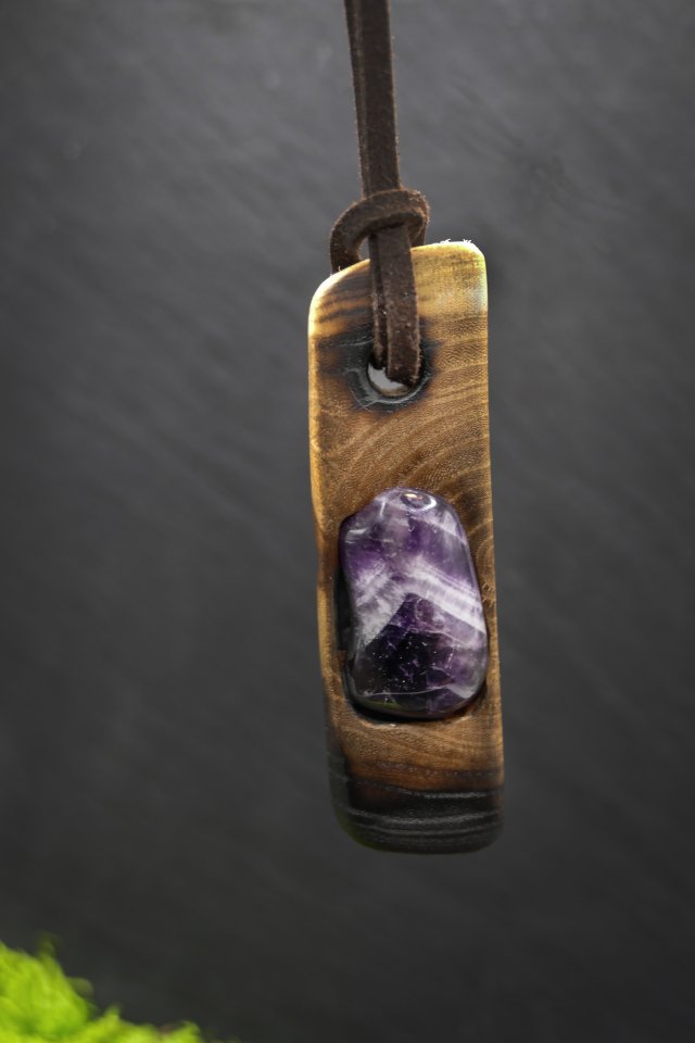 Wisiorek z ametystem "Wiąz i ametyst" –  ręcznie rzeźbiony, biżuteria z drewna, z duszą natury; pirografia, Wood Pendant