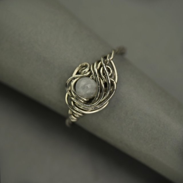 Pierścionek regulowany kamień księżycowy, wire wrapping, stal chirurgiczna